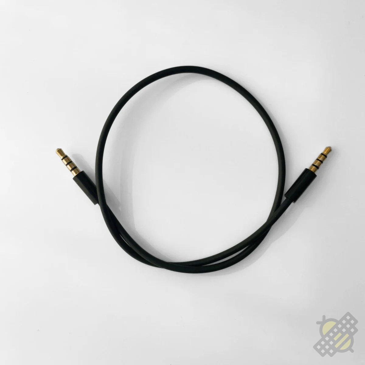 【TRRSケーブル】柔らかく、デスクに自然に沿う快適な接続へ。